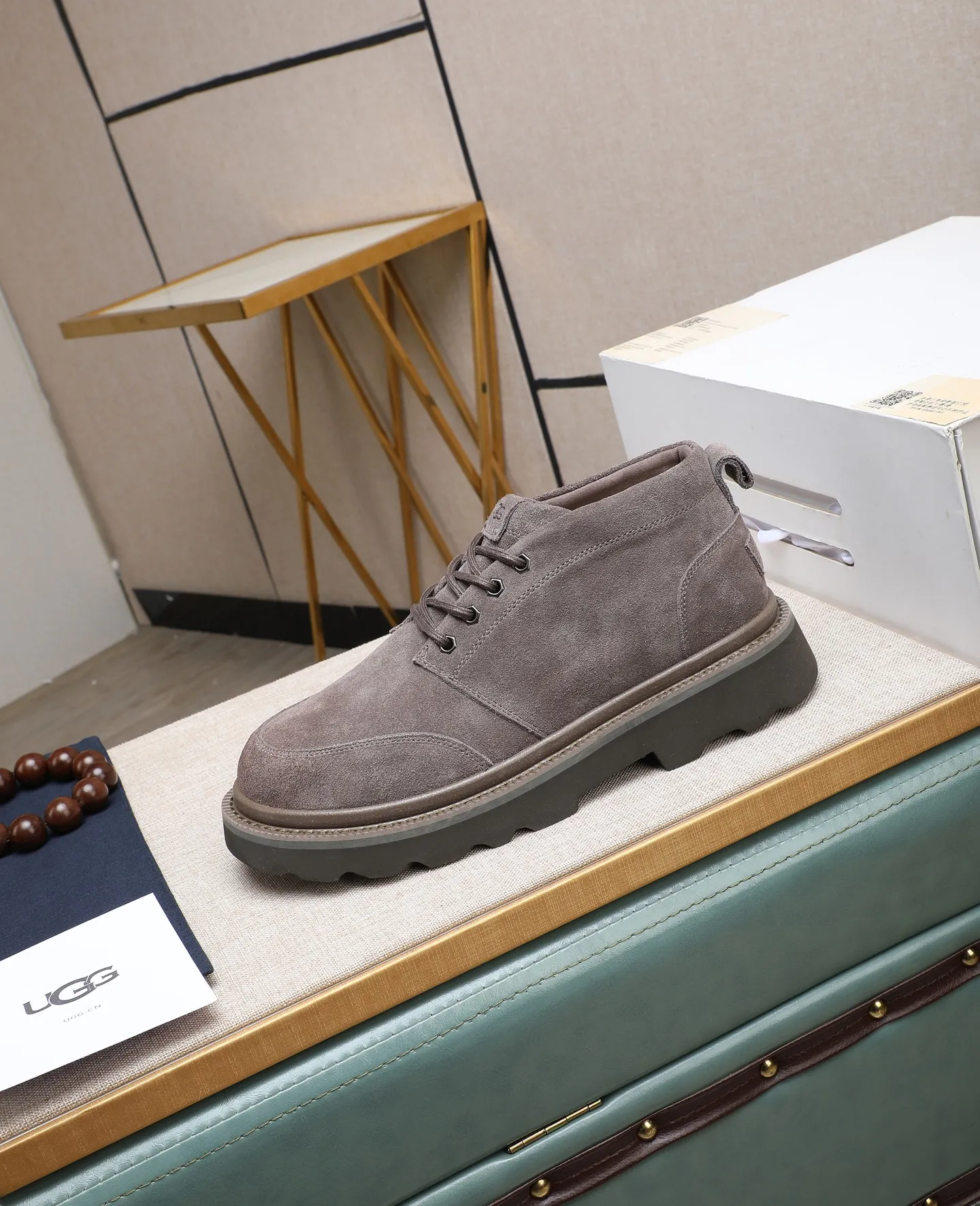 Men's shoes 💰640 (full genuine wool lining, 10% off for fake ones) Please pay attention to the quality of the original item and compare the thickness of the wool 🏮🏮 Popular UGG men's shoes from Australia's warm luxury brand, the official website is synchronized, Beckham men's style..., made of imported first-layer waxed cowhide, waxed toe cap, Australian real wool velvet lining Carefully sewn...Imported rubber Martin boots outsole (comfortable, soft, wear-resistant) The quality is really great...Exquisite workmanship, you won't be able to put it down at first sight, size 39-44 (customized in 45)